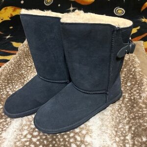 Women's Navy Suede Bearpaws size 9